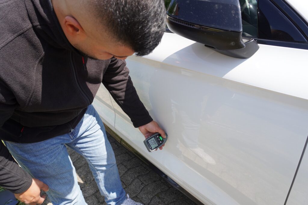 Lackschichtdickenmessung an der Fahrzeugtür